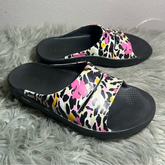 OOFOS Women's Leopard Print Slide Sandals Size W7 - M5 - Picture 4 of 9